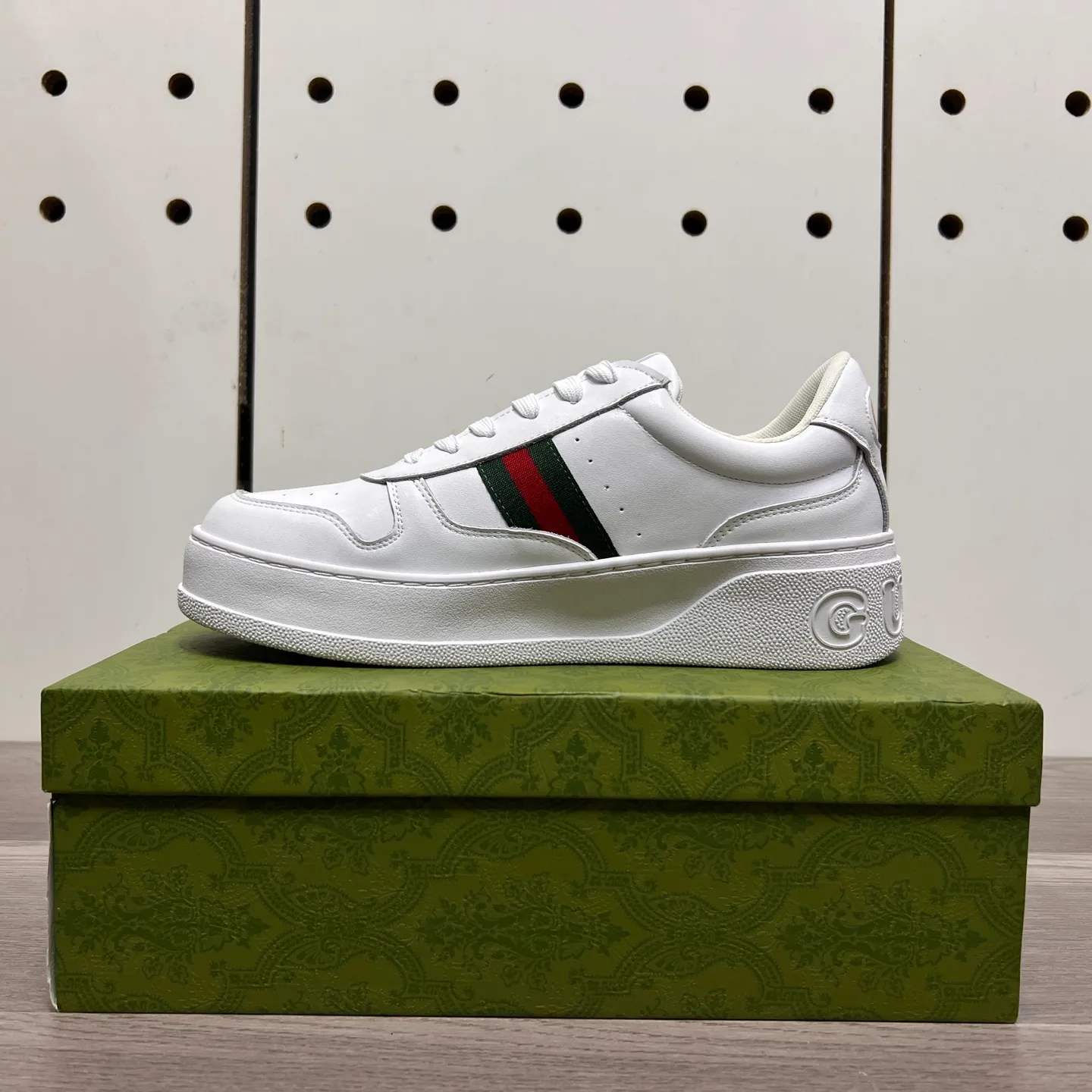 Factory price: 400💰Gucci original quality.~ Unique modern style sneakers. 🏃A must-have casual shoe for trendy men😍😍 Imported cowhide, sheepskin foot pads (refuse to discolor and grind feet) soles: Original soles specially provided by the original factory, French lazy style design ⚠️Fit to the feet, original quality, super comfortable original soles. Just like shooting the real thing 🎬The real thing is better, high-quality sneakers, size: 38-44 (45 and 46 can be customized)